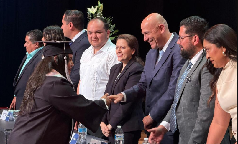 Reconocen a egresados de posgrado de UNICLA