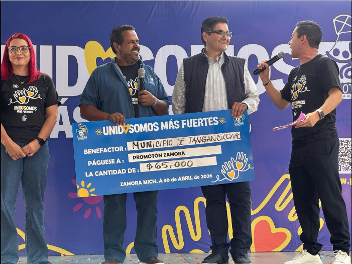 Arturo Hernández refrenda su compromiso con la inclusión y entrega donativo al Promotón. 