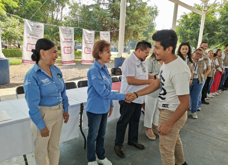 Entregaron tarjetas de programas “La Escuela es Nuestra” y “Jóvenes Construyendo el Futuro” 