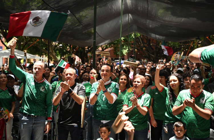 Carlos Soto vive la fiebre mundialista con los zamoranos en la plaza principal