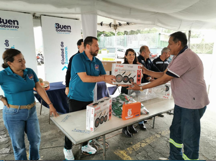 Buen Gobierno reconoce la labor de jardineros en su día