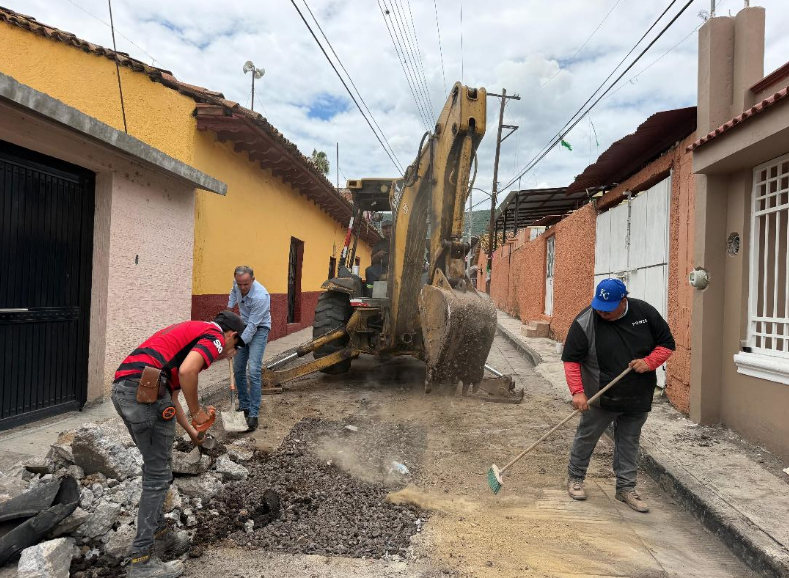 SAPAZ repara socavón en Atecucario para garantizar la seguridad de la población