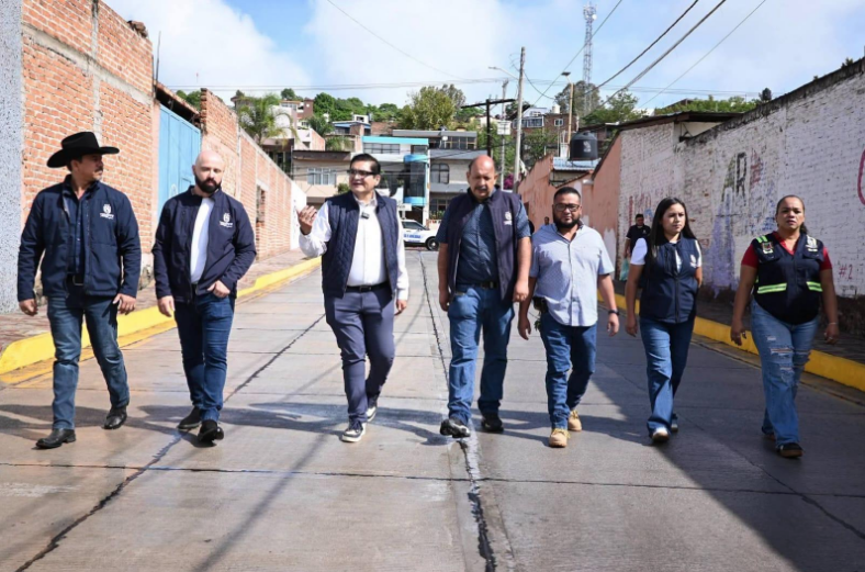 Inaugura Arturo Hernández pavimentación y ampliación de la calle Agustín de Iturbide.
