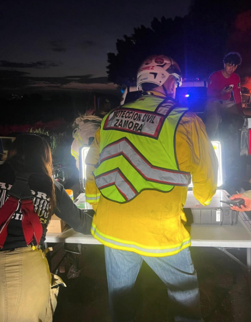 Carlos Soto fortalece apoyo regional con envío de Bomberos de Zamora para atender incendio en Villamar