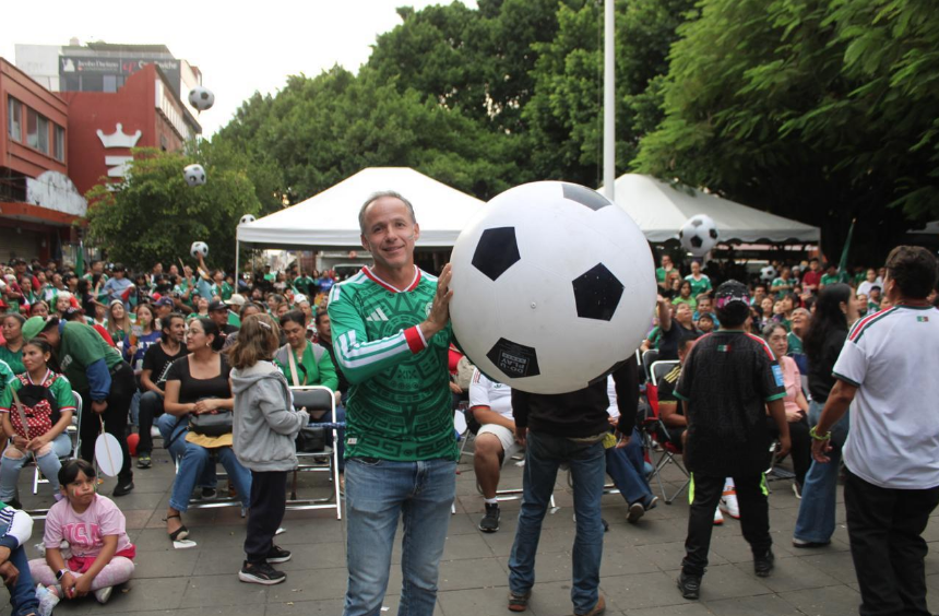 Zamoranos disfrutaron el triunfo de México ante Ecuador en la plaza principal 