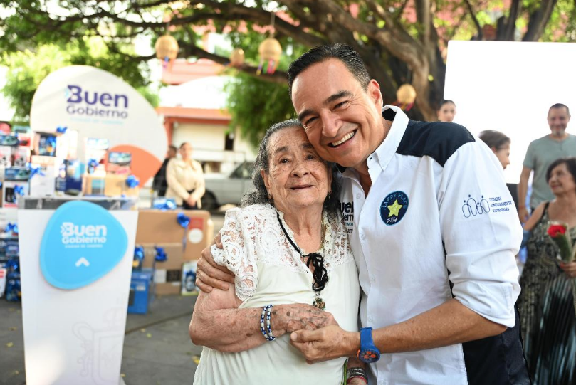 Carlos Soto festeja a las madres zamoranas con festival, concursos, regalos y mariach