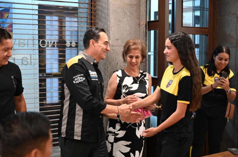 Carlos Soto reconoce entrega del Deportivo Zamora previo a la gran final de la Liga TDP Femenil