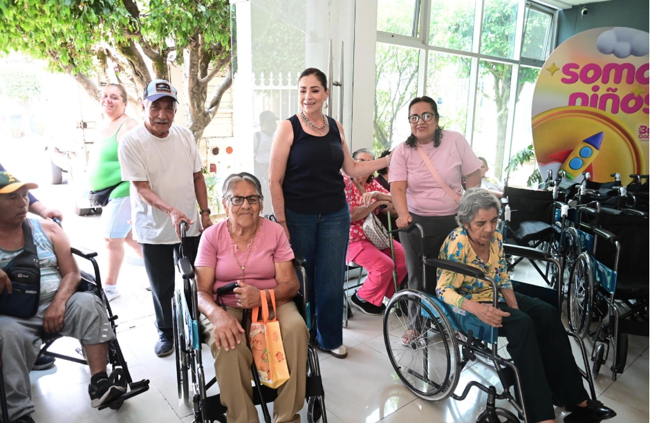 DIF Zamora entrega sillas de ruedas a personas en situación vulnerable