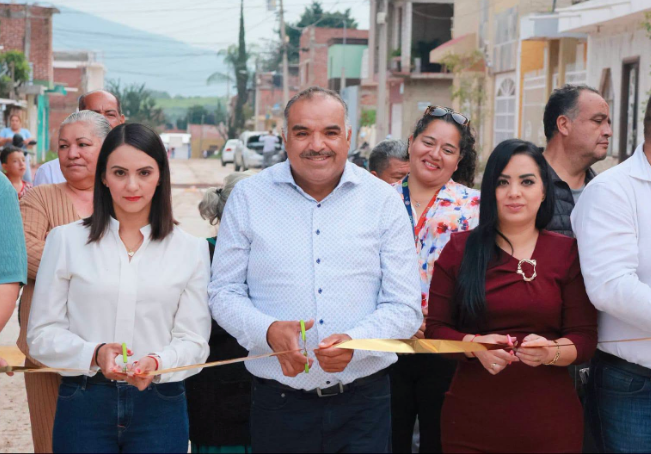 El Presidente Isidoro Mosqueda llevó a cabo la inauguración de la pavimentación de la calle Las Fuentes