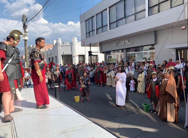Emotivo Viacrucis viviente del Barrio de San Juan recorre principales calles en Zamora