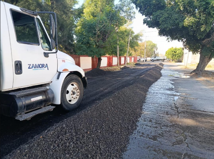 Carlos Soto encabezó acciones de rehabilitación en el carril poniente de la calle Rubén C. Navarro en Zamora