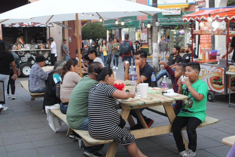 Para conmemorar el Día del Amor y la Amistad iniciaron las Noches Bohemias en la Plaza Principal