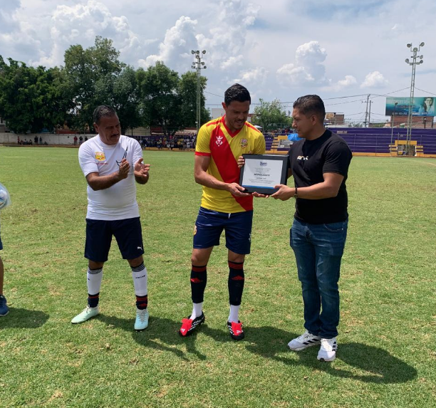 Homenajean al futbolista Luis Ángel Landín por su trayectoria y ejemplo social