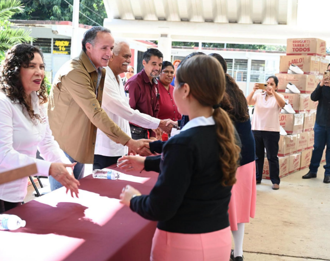 Entregan más de mil pares de tenis a estudiantes de la Secundaria Federal No. 1 de Zamora