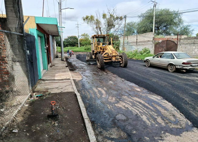 Atiende Gobierno de Carlos Soto camino en la colonia Linda Vista