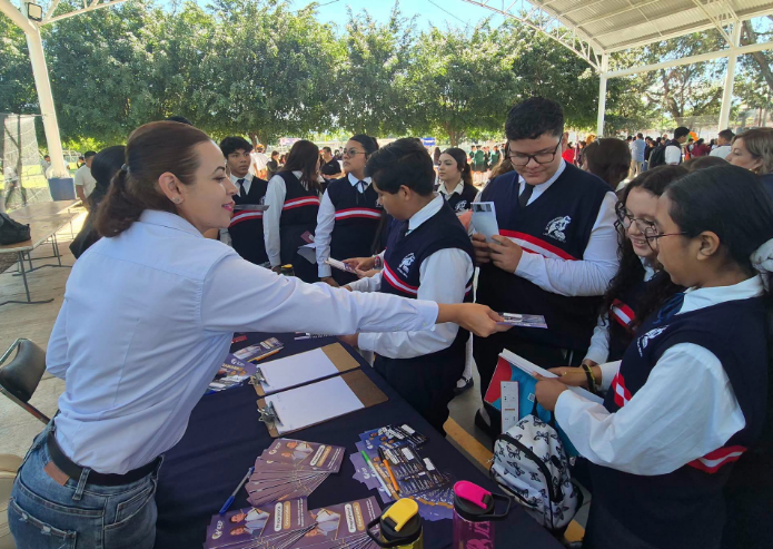 Expo Prepárate 2027 acerca opciones educativas a jóvenes de Zamora y la región